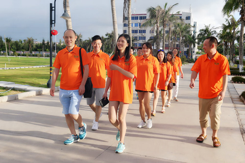 三升員工集體奔向茂名中國(guó)第一灘拍照