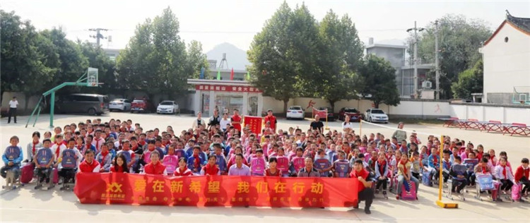 愛(ài)心書(shū)包丨情暖莘莘學(xué)子