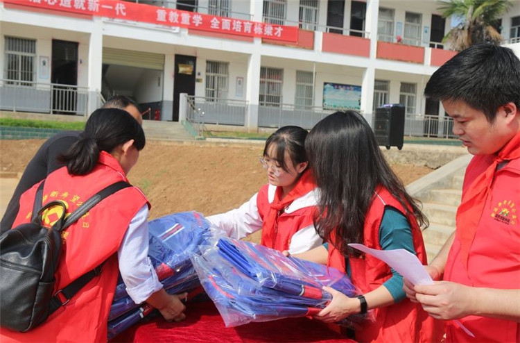 愛(ài)心書(shū)包丨情暖莘莘學(xué)子