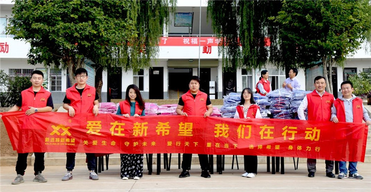 愛(ài)心書(shū)包丨情暖莘莘學(xué)子