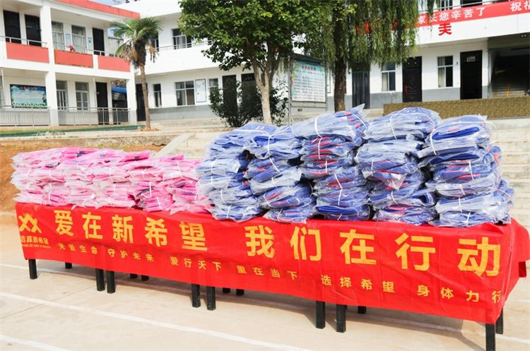 愛(ài)心書(shū)包丨情暖莘莘學(xué)子